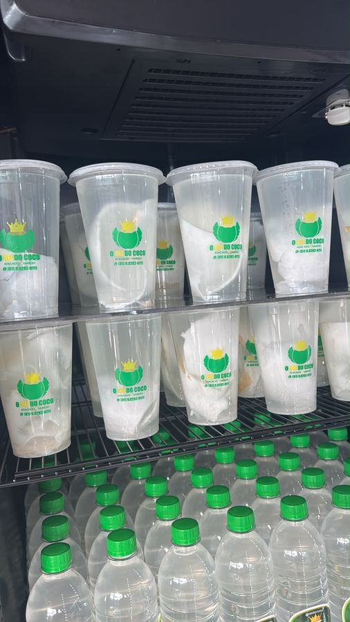 Água de coco no copo com laminha